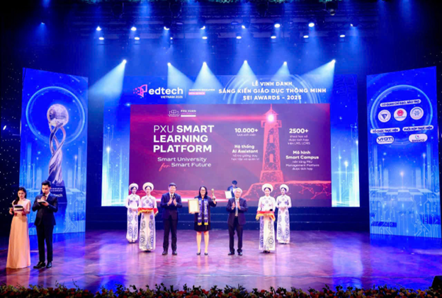 Ms. Nguyễn Thị Tuyết Nhung, representing Phú Xuân University, receives the "Education Innovation of the Year" award at the Smart Education Initiative Awards (SEI Awards) 2025.