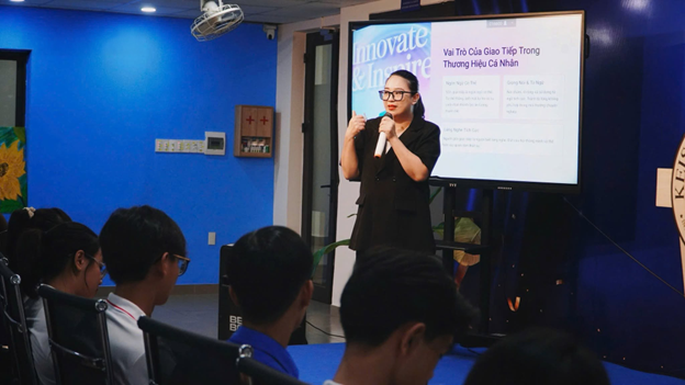 Ms. Nguyễn Thị Tuyết Nhung shares about personal brand management with students of Phú Xuân University.