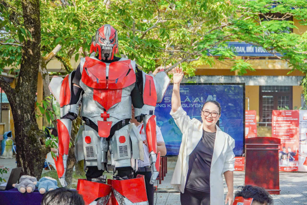 Ms. Nguyễn Thị Tuyết Nhung shares about career futures in the AI era with high school students in a series of career guidance activities.